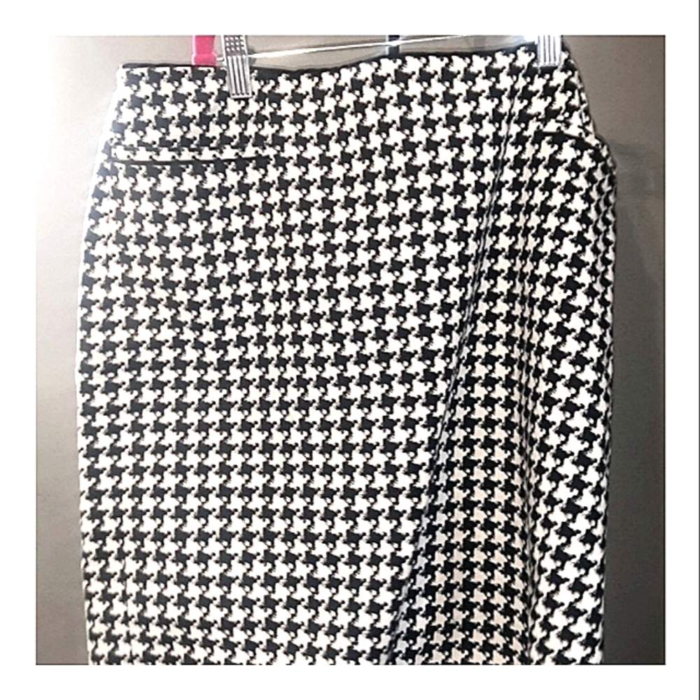 White House Black Market Black and White Houndstooth Pencil Skirt